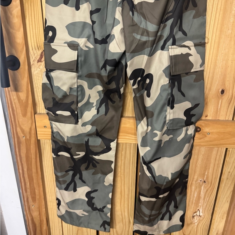 Women's Camouflage Cargo Trousers - Picture 4 of 5